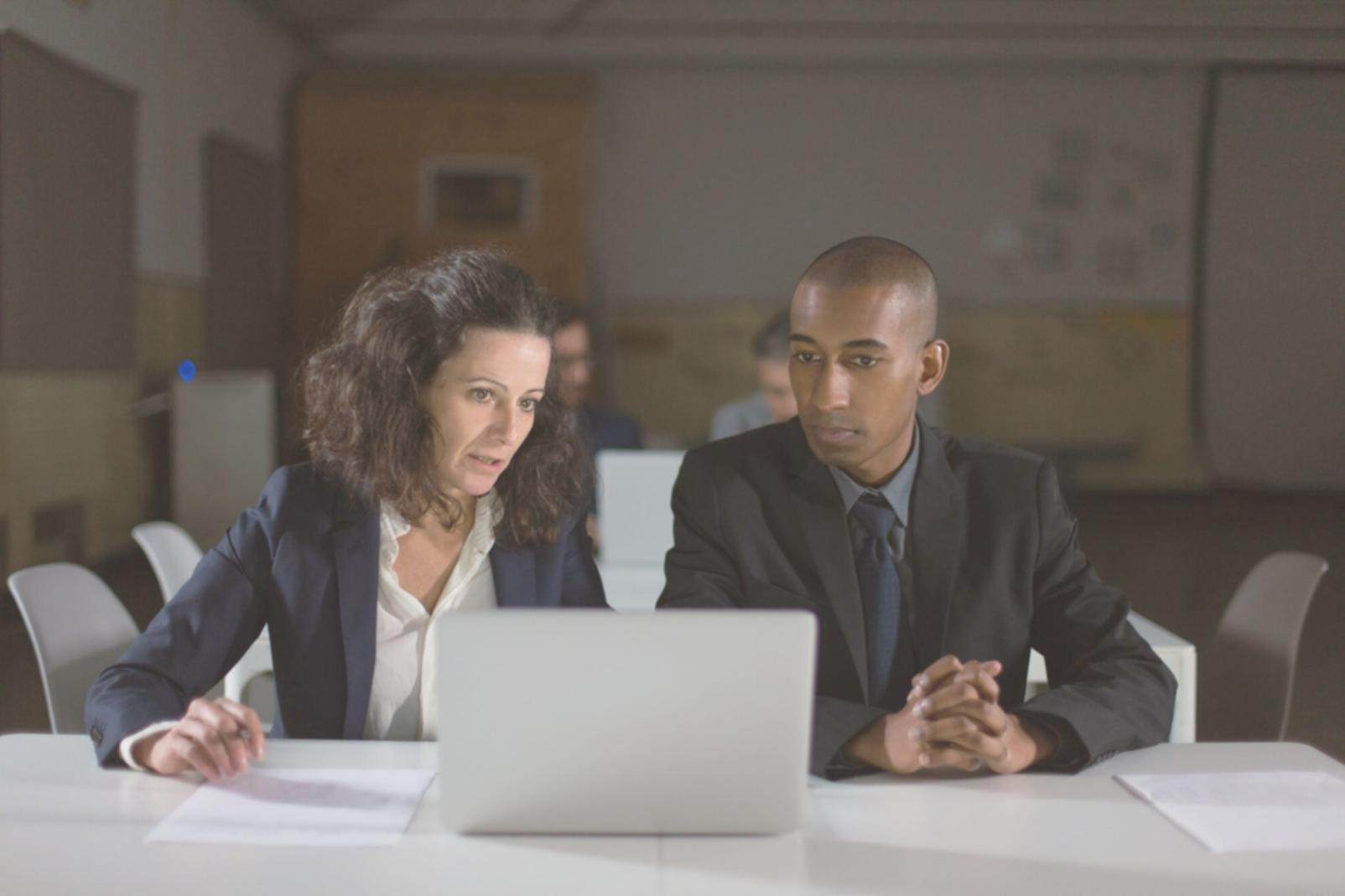 Profesional trabajando con presupuestos y planificación financiera