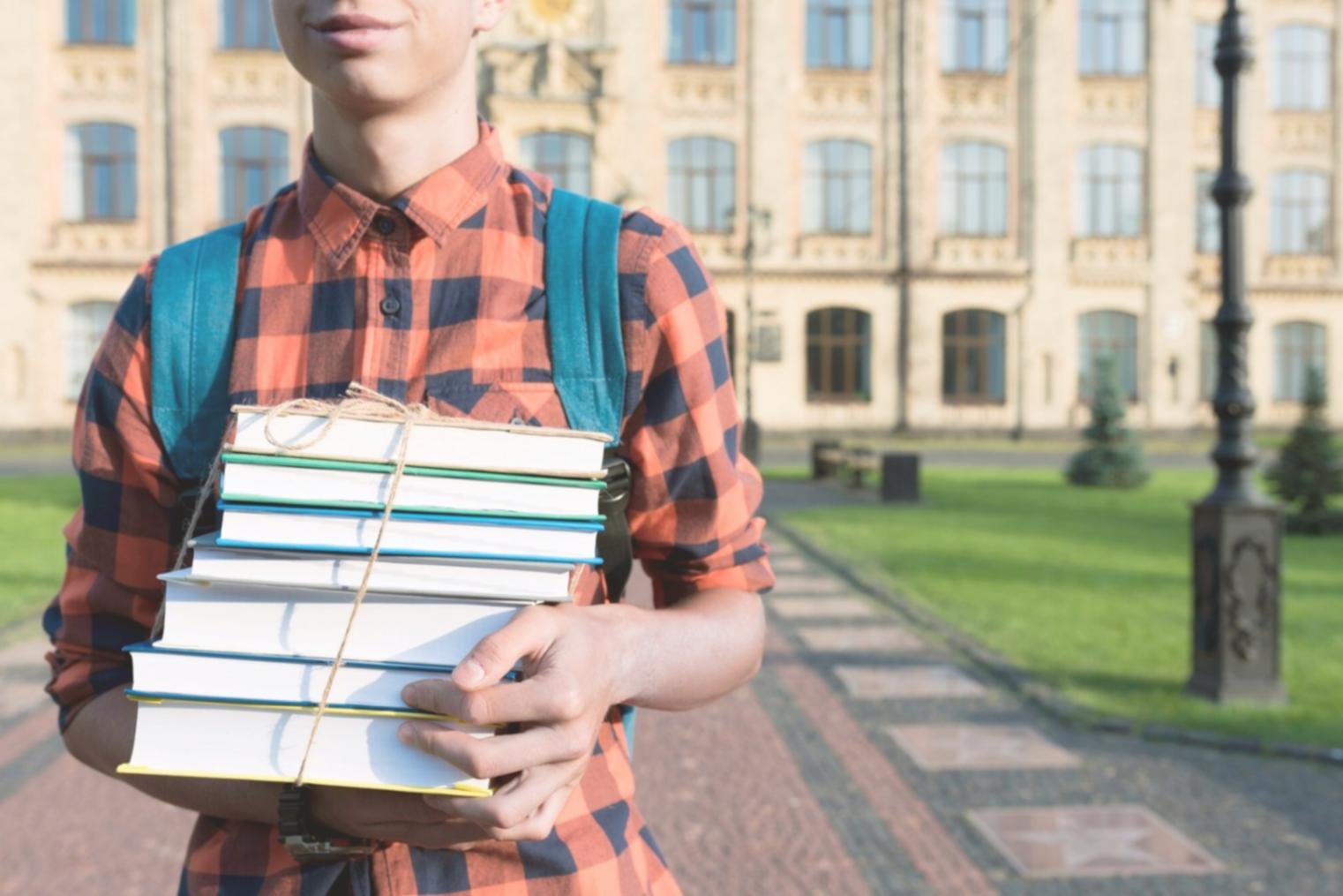 Estudiantes trabajando en ejercicios prácticos de presupuesto