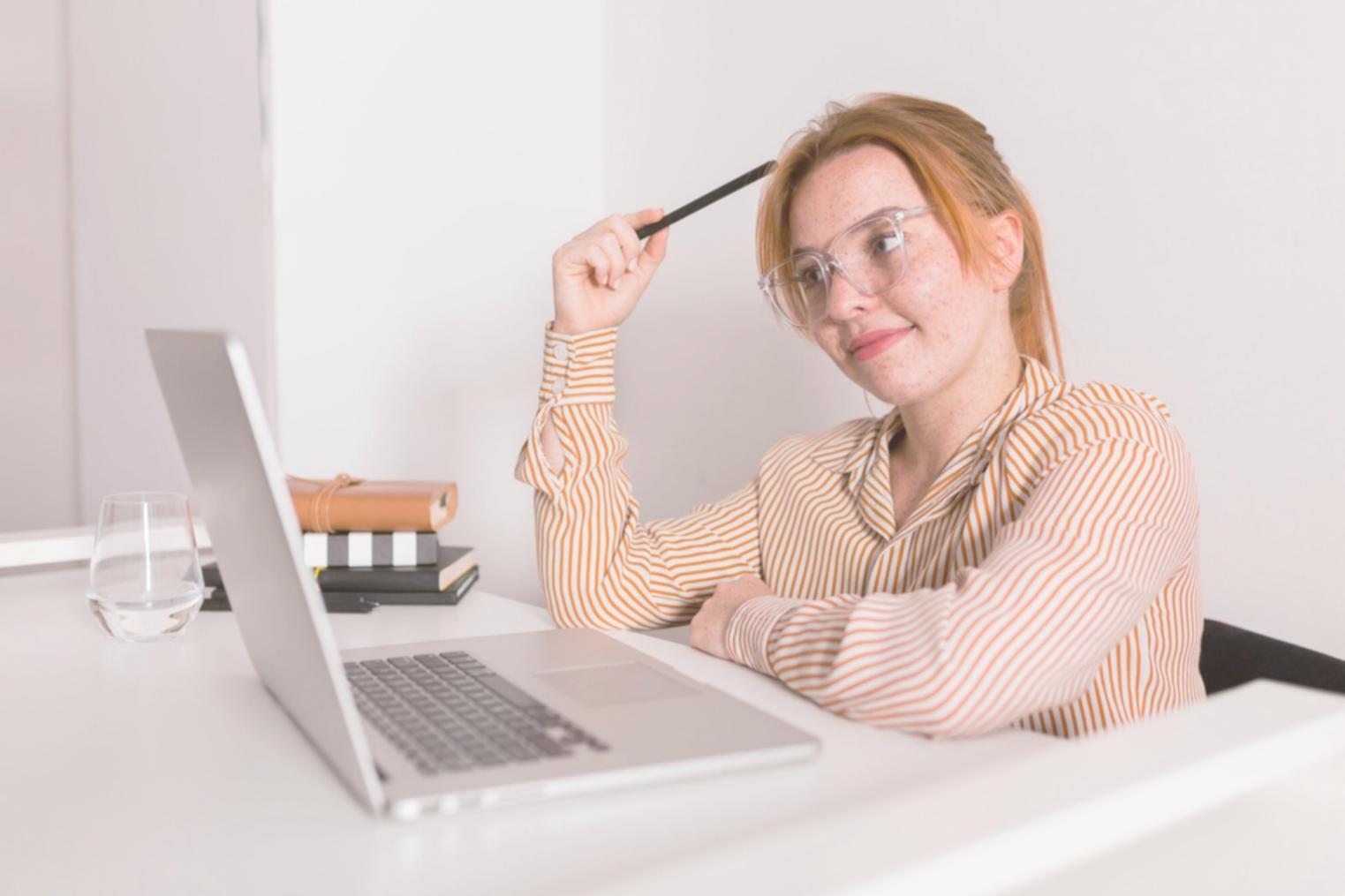 Persona organizando documentos financieros y calculadora